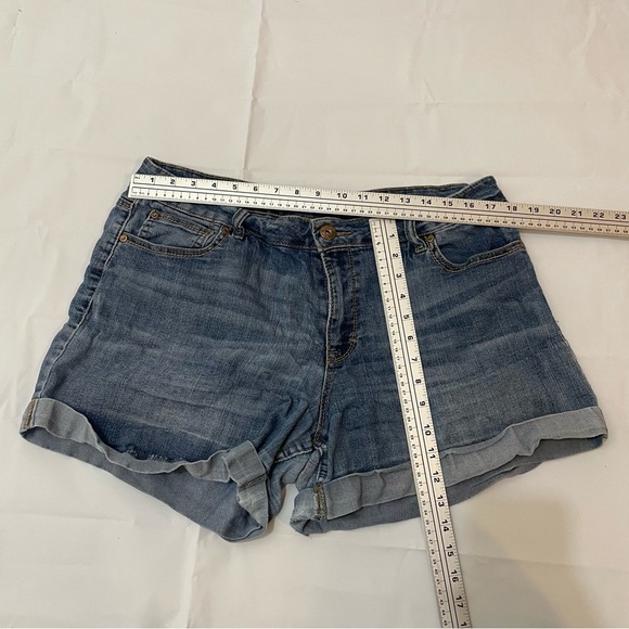 ๐ Jordache Dark Denim Jean Shorts โ Womenโs Size 16 ๐ - Picture 3 of 4